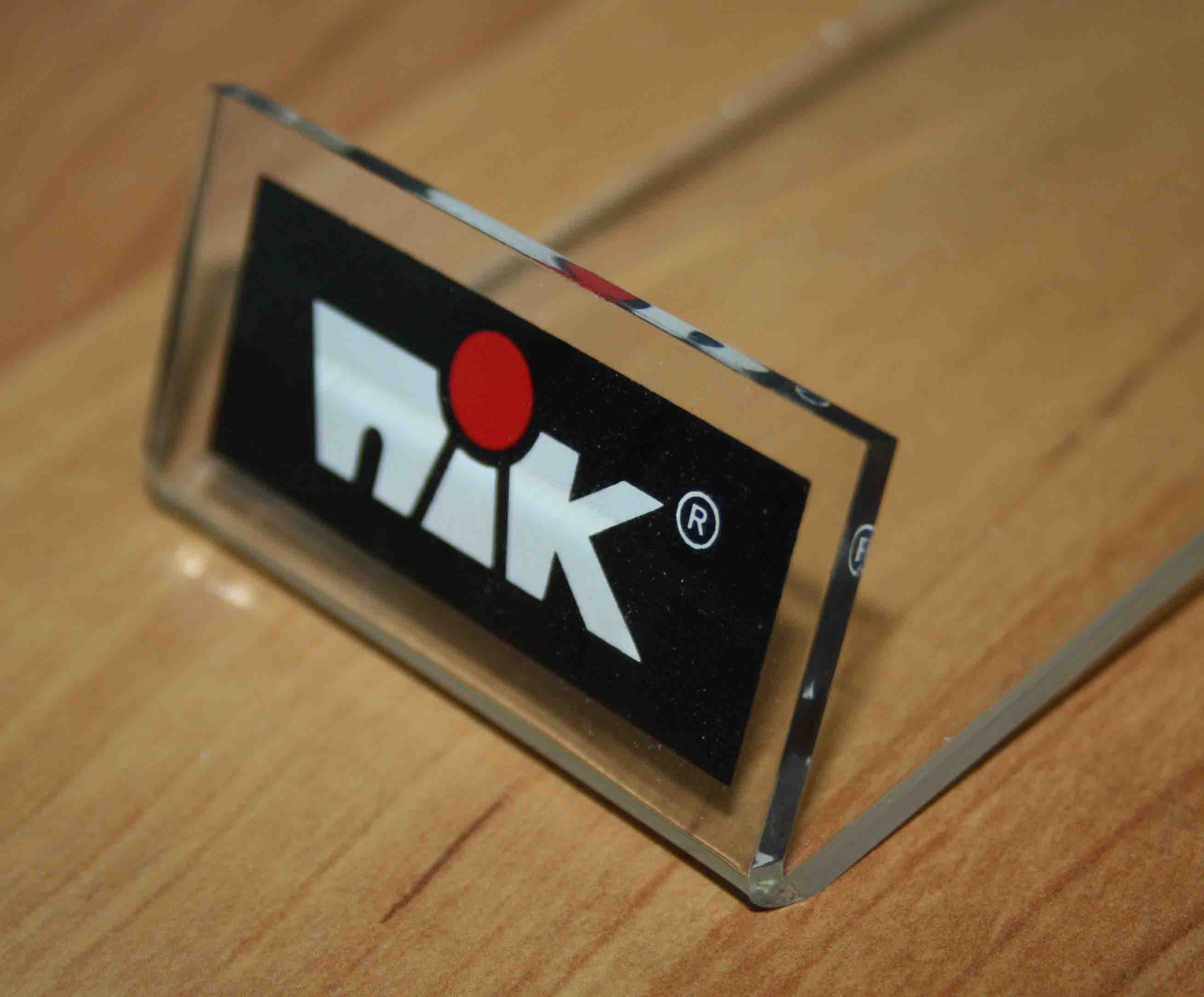 Пример нанесения трехцветного логотипа методом шелкографии: