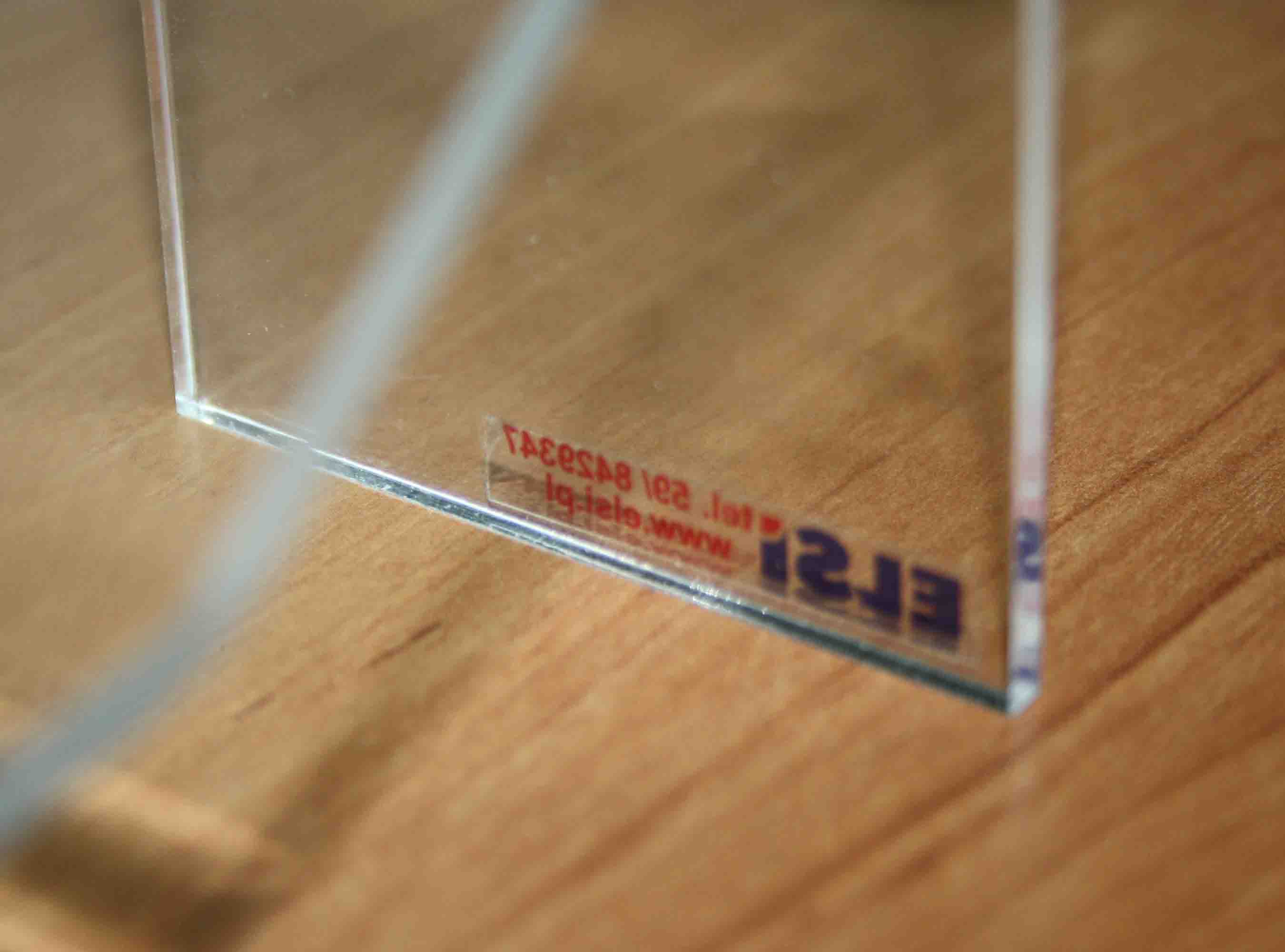 Пример нанесения  логотипа методом аппликации наклейки с прозрачным фоном: